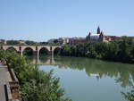 Montauban, Blick auf die Brcke Pont Vieux und dem Schloss an der Tarn (29.07.2018)