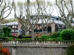 Frankreich, Languedoc-Roussillon, Aude, Narbonne, Cours Mirabeau am Kanal der Robine.