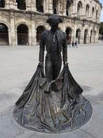 Nimes, Statue de Nimeno vor dem antiken Amphitheater (25.09.2017)