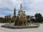 Nimes, Fontaine Pradler an der Esplanade Charles de Gaulle, dahinter die Kirche St.