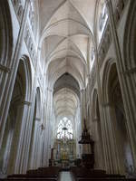 Lucon, gotisches Mittelschiff mit Rippengewölbe der Kathedrale Notre Dame (13.07.2017)