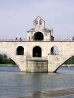 AVIGNON (Dpartement Vaucluse), 16.06.2006, ein Teil der berhmten Brcke St.-Bnzet