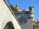 Frankreich, Provence-Alpes-Cte d'Azur, Vaucluse, Avignon, Pont Saint-Bnzet (Pont d'Avignon)und im Hintergrund der Papst Platz, 06.09.2011