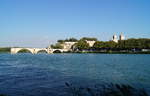 Blick über die Rhone auf Avignon: Die Pont Saint-Bénézet und der Papstpalast im warmen Abendlicht, 11.09.2018.