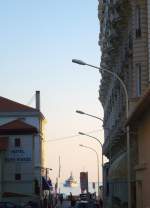 Blick durch eine Strae in der Innenstadt von Cannes aufs Mittelmeer.