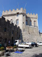 Cagnes-sur-Mer, das Schloss Grimaldi ist eine zum Palast umgebaute alte Burg im mittelalterlichen Stadtteil Haut de Cagnes (27.09.2017)