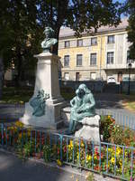 Embrun, Denkmal fr Clovis Hugues am Place de l´Archeveche (23.09.2017)