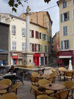 Draguignan, Brunnen am Place du Marche in der Altstadt (27.09.2017)