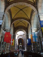 Marseille, Innenraum der Kathedrale de la Major, der Innenraum erhlt seine Wirkung durch die byzantinisierenden Kuppeln und Bgen und durch den farblichen Wechsel der Steinlagen