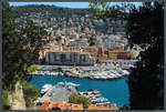 Vom Burgberg  Colline du Chteau  hat man einen schnen Blick auf den Hafen Nizzas, in dem zahlreiche Yachten vor Anker liegen.