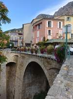 Moustiers-Sainte-Marie, Pont d’Aiguines an der Rue Frederic Mistral (24.09.2017)