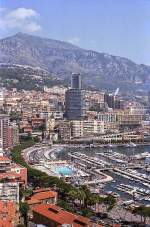 Port Hercule de Monaco und Monte Carlo von Place du Palais aus gesehen.