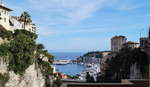Blick vom Vorplatz des Bahnhofsgebudes in Monaco hinunter in Richtung Hafen, 08.09.2018.