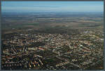 Luftaufnahme der Stadt Köthen: Links überragt die St.Jakob-Kirche die umliegenden Häuser der Altstadt.