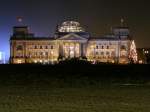 Der Reichstag am 29.12.2008 mit Weihnachtsbaum.