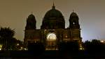 Nachtaufnahme des Berliner Doms vom Lustgarten aus im mystischen Gegenlicht der von der Stadt hell erleuchteten Wolkendecke.