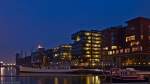 Von den Magellanterrassen aus bietet sich dieses Bild des Hamburger Traditionsschiffhafens, dem Sandtorhafen, und der modernen Bebauung der HafenCity.