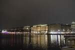 Hamburg am 10.12.2022: Binnenalster mit dem Ballindamm  /