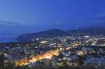 Sorrent / Sorrento bei Nacht.