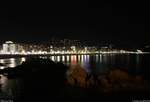 Abendlicher Blick auf die Stadt Lloret de Mar (E) am Mittelmeer (Costa Brava) mit seinen Lichtern.