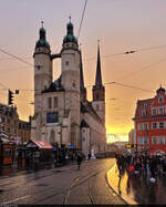 Am Ende eines Regenschauers zeigt sich in Halle (Saale) die untergehende Sonne und taucht die Marktkirche Unser Lieben Frauen in farbenfrohes Licht.