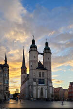 Trme unterm Abendrot: Marktkirche Unser Lieben Frauen in Halle (Saale).