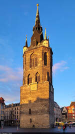 Auf dem Marktplatz in Halle (Saale) wird der 81 Meter hohe Rote Turm von der Abendsonne ausgeleuchtet.