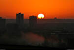 Sonniger Herbstmorgen (2/3):  Zartes Licht der Sonne, die ber Halle-Neustadt aufgeht und in der sich die Silhouette der Johanneskirche zeigt.