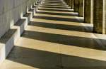 Schatten im Sulengang entlang der Walhalla in Donaustauf im bayerischen Landkreis Regensburg.