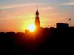 Der Michel im Sonnenuntergang, von der Speicherstadt aus fotografiert.