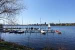 Hamburg am 1.4.2019: Blick ber die Auenalster,  vor der Stadtkulisse werden die ersten Segelboote klargemacht  /