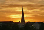 Sonnenuntergang in Euskirchen mit dem Turm der St.Martin-Kirche als Schattenriss - 22.07.2019