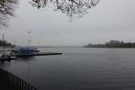 Hamburg am nebligen und trben 9.11.2020: ruhiges Wasser auf der Auenalster mit Blick vom Uhlenhorster Fhrhaus auf die Innenstadt