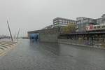 Hamburg am nebligen und trüben 11.11.2020 (Karnevalsanfang): auf dem Hochwasserschutz Vorsetzen zwischen Baumwall und Landungsbrücken.