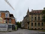 Neubau  kontra Altbau,   Links ein neuer Wohnbau,   Rechts die aufgelassene  Kunstm�hle des Franz-Voglsang in Bad-Pirawarth; 260514