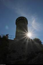 Impression im Gegenlicht mit einem Turm der Burg von Tossa de Mar (E) am Mittelmeer (Costa Brava).