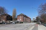 Hamburg am 27.3.2022: Die Schrbeker Strae (Bundesstraen 5 und 75) Ecke Harwicusstrae mit einem kleinen sehr beliebten Gastrobetrieb im Stadtteil Uhlenhorst, im Hintergrund die