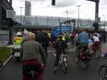 Wechselhafte Wetterstimmung, aber dafr kaum Wind und Regen, begleitete die Radfahrer auf ihrer Kreisfahrt, hier am Hauptbahnhof Berlin.