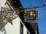 Holzhausen im Breisgau, kunstvolles Schild an einer Metzgerei, Sept.2010 