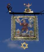 Durchsichtig oder nicht...?    Zufllig hatte der Himmel an diesem Tag das gleiche Blau wie das Wappen des Hotel und Gasthauses  Riesen   in Miltenberg.