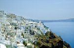 Blick in sdlicher Richtung auf Thira auf der Insel Santorin.