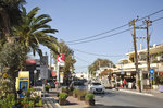 Die Hauptstraße PEO Kissamou Chanson in Platanias auf Kreta.