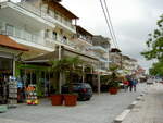 Paralia, Einkaufsstrae Stratou am Strand (03.05.2014)