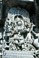 Ausschnitt der Aussenwand des Kedareshwara-Tempels in Halebid.