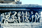 Khajuraho Tempelbezirk - Tempelfries mit erotischen Darstellungen.