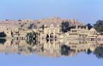 Der Gadii Sagar-See mit dem Scheingrab Bada Bagh bei Jaisalmer.