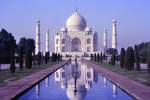 Das Taj Mahal-Mausoleum in Agra ist auf einer 100 × 100 Meter großen Marmorplattform in der Form einer Moschee errichtet.