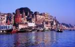 Die heilige Stadt Varanasi am Ganges.