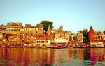 Blick auf Varanasi (Benaras) vom Ganges.