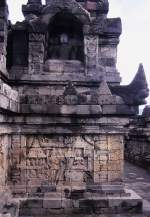 Ausschnitt aus einem Wandrelief in der buddhistischen Tempelanlage Borobudur (auch Borobodur) auf Java.